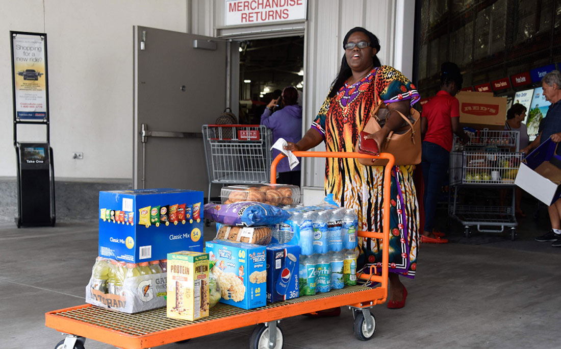 Compras no mercado antes da chegada do furacão