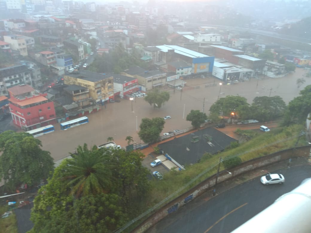Na Rua Cônego Pereira, não é possível mais ver calçadas ou vias