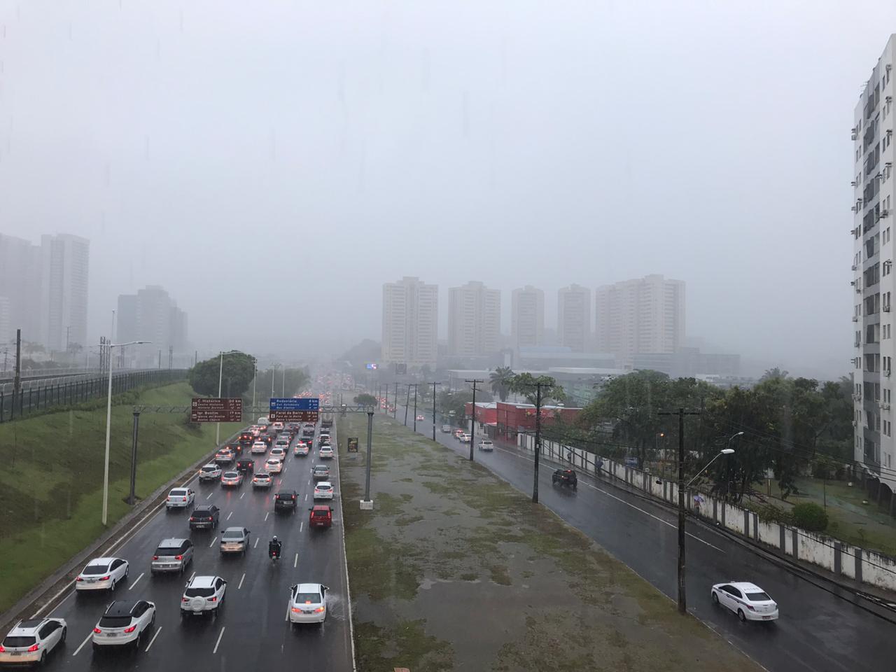 Na Avenida Paralela, um enorme engarrafamento se formou