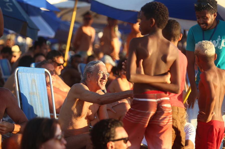 Crianças tietam cantor na areia do Porto da Barra
