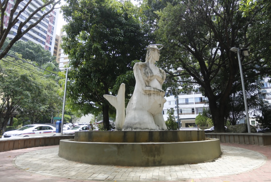 Iemanjá grávida: escultura de Bel Borba, na praça Coronel Waldir Aguiar, no Itaigara