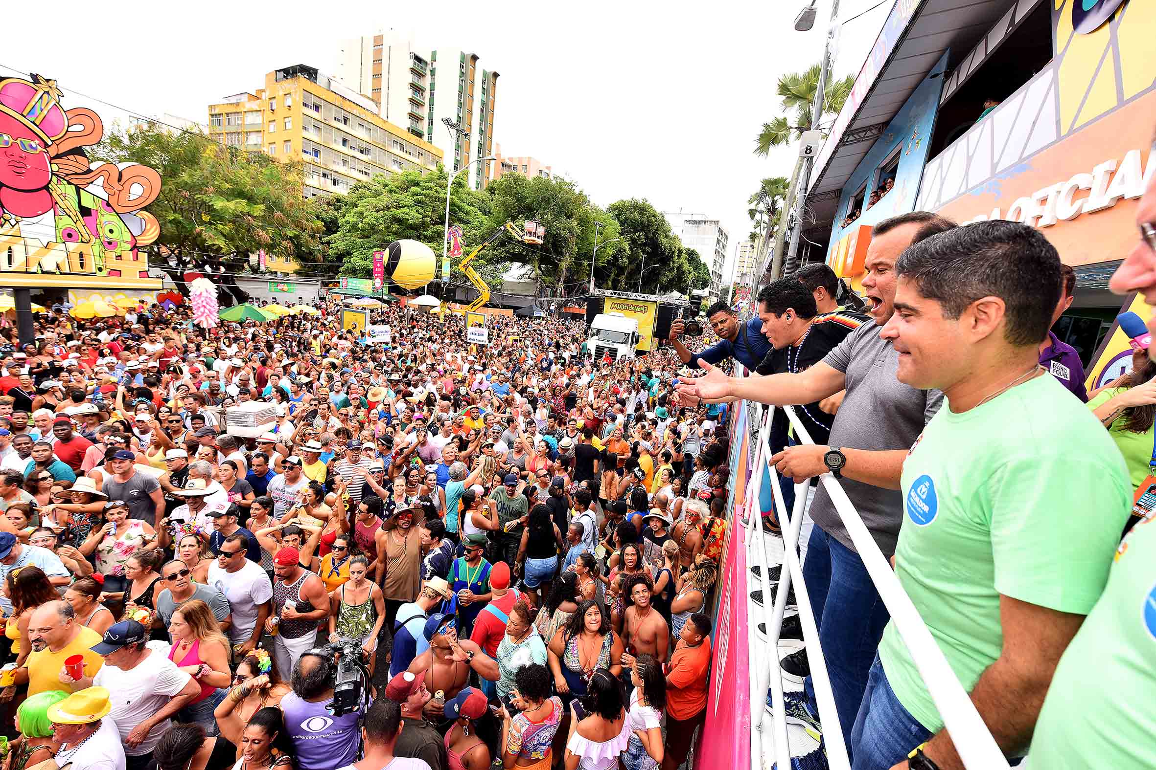 ACM Neto acompanha desfiles no Campo Grande
