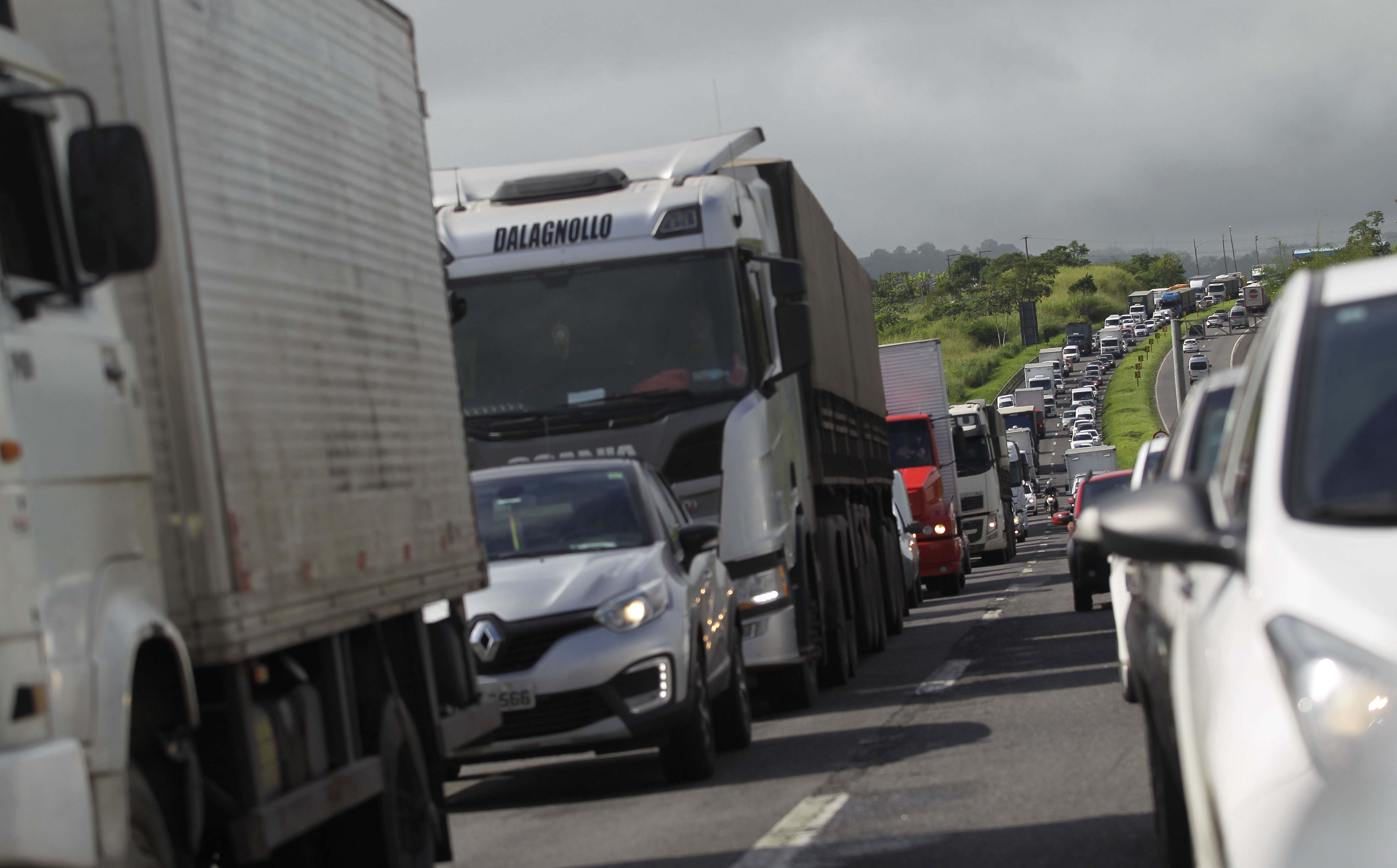 Motoristas e passageiros precisaram de muita paciência para enfrentar o engarramento na BR-324.