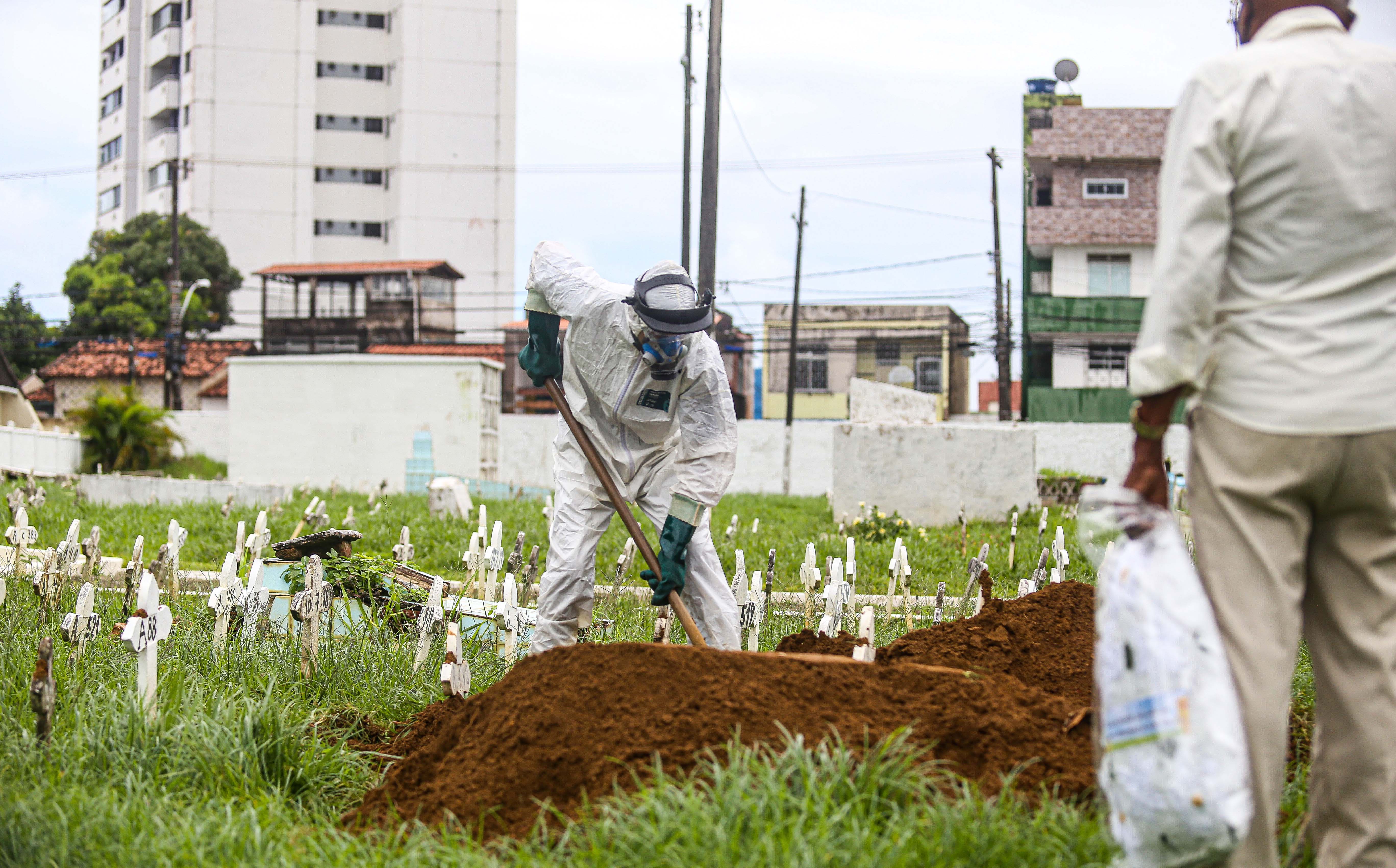 Os cemitérios de Salvador adotaram medidas de segurança para evitar aglomerações, como a permissão de um número reduzido de pessoas em velórios e enterros.