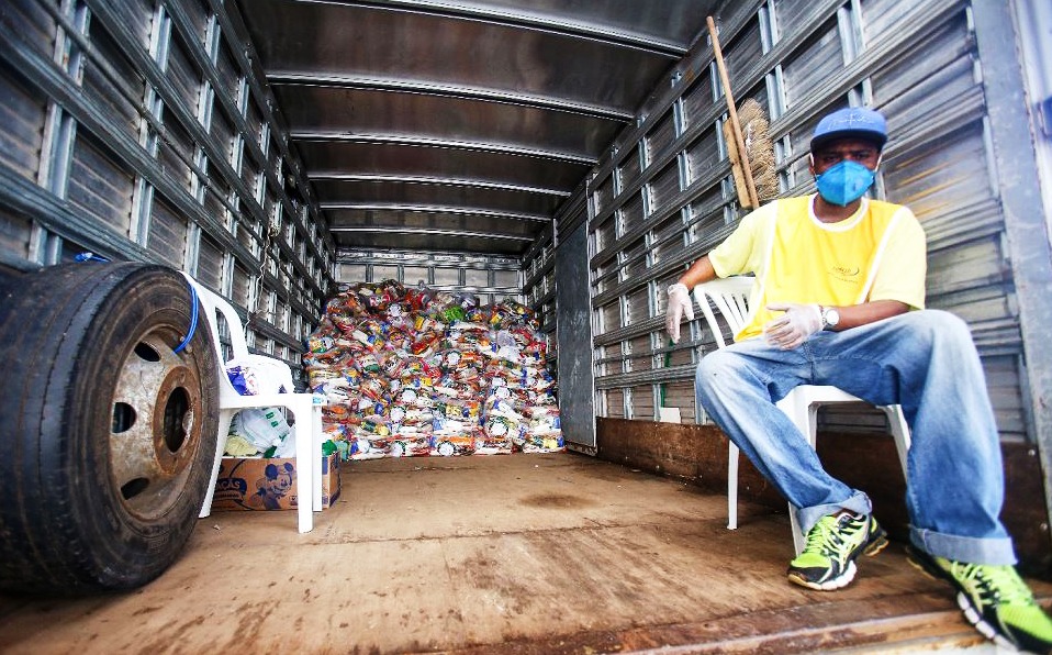 Doação de alimentos no parque de Exposições de Salvador.