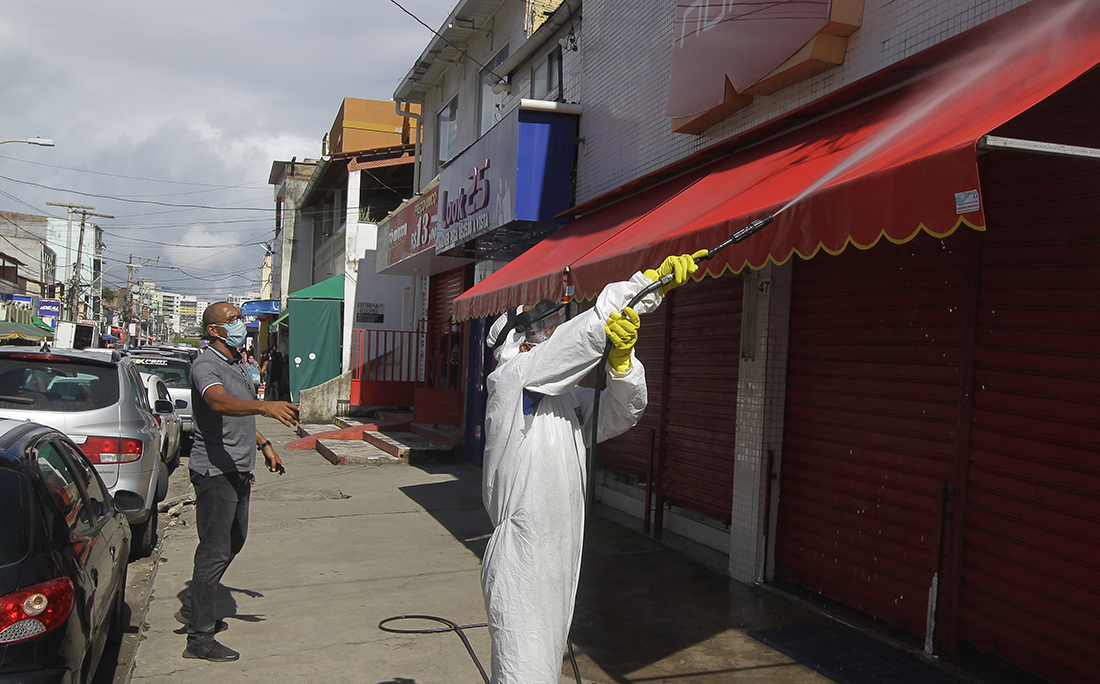 Durante a manhã, funcionários trabalhavam na higienização do bairro.