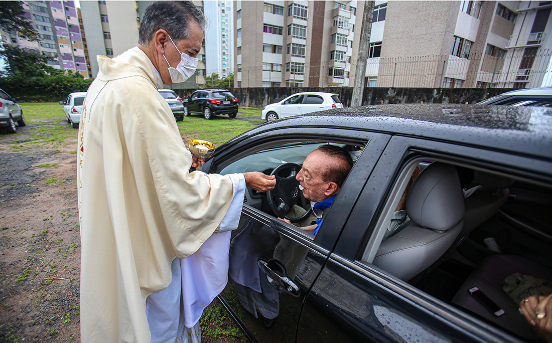 Na paróquia Nossa Senhora da Vitória, os fiéis também acompanharam a missa de dentro dos carros.