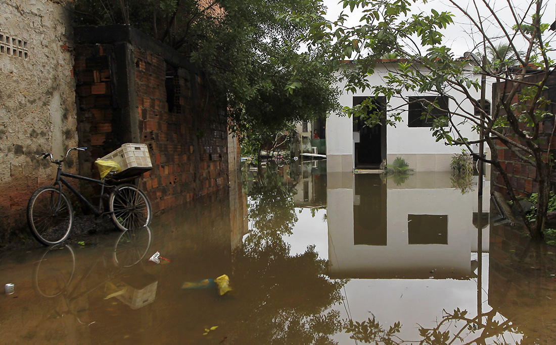 Moradores de Lauro de Freitas também sofreram com as chuvas.