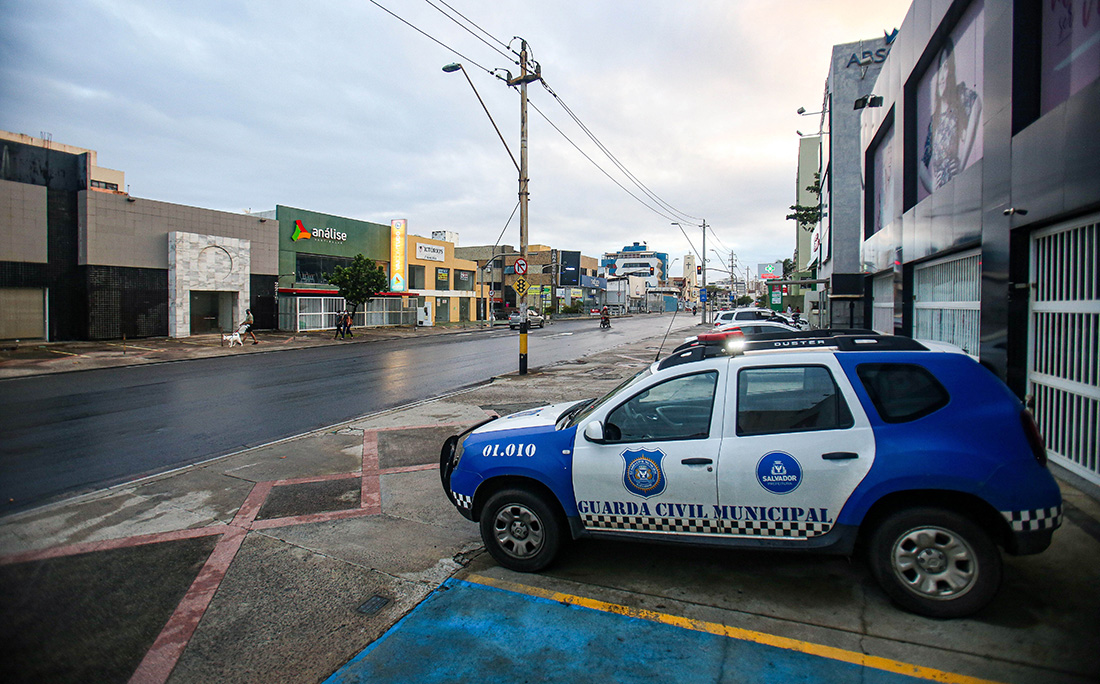 Ruas vazias na Pituba, no primeiro dia de restrições.