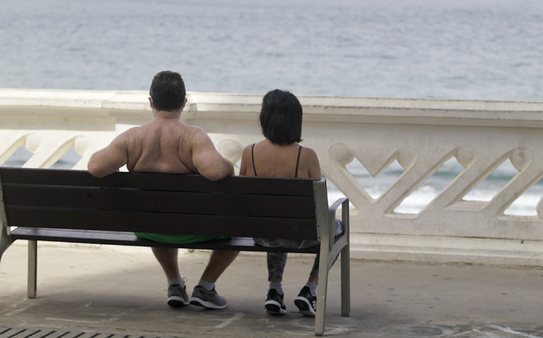Casal admira o mar da Barra.