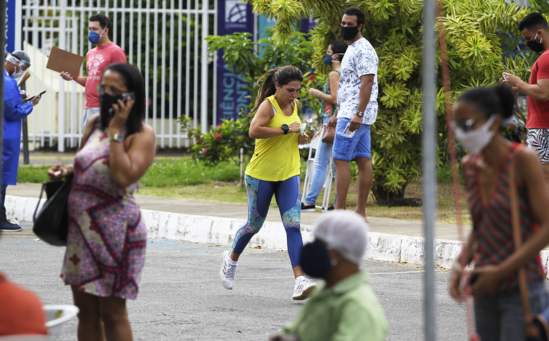 Na Praça Ana Lúcia Magalhães, algumas pessoas se exercitavam entre a população que esperava a vez para realizar o teste.