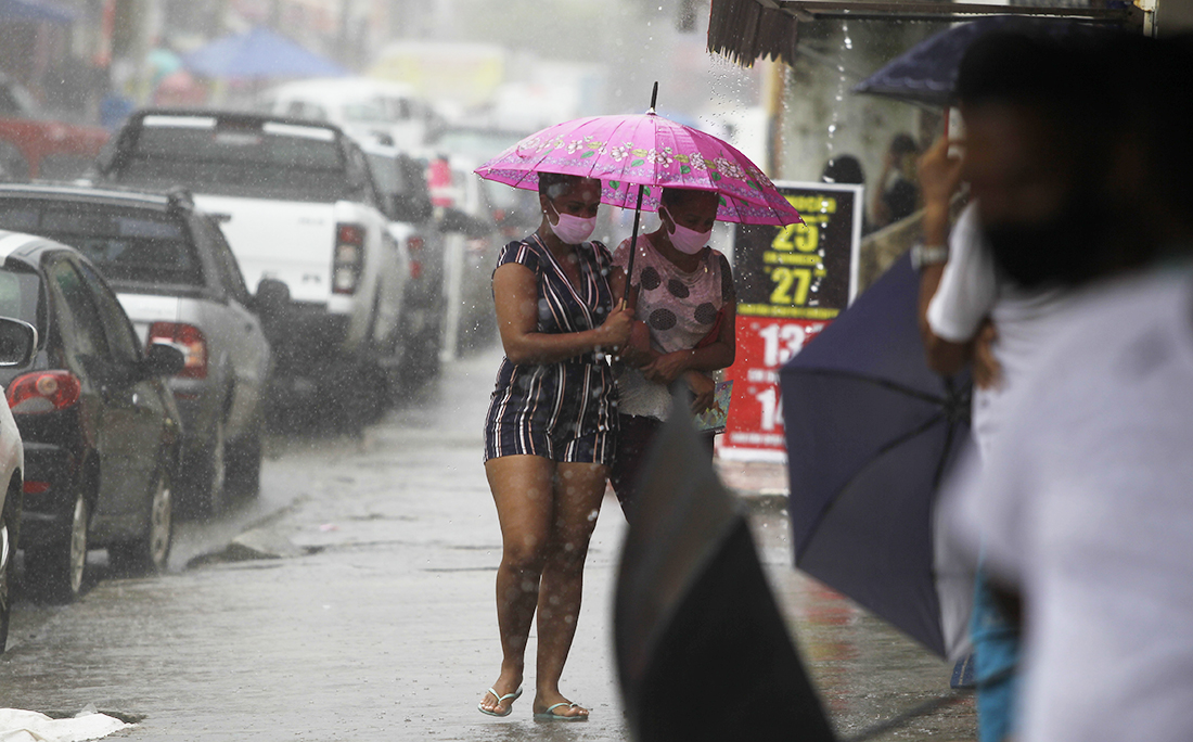 Depois de dias de sol, o tempo voltou a fechar na capital baiana.