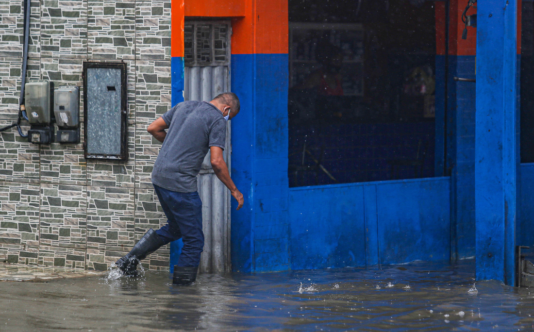 Comerciantes tentavam barrar a entrada da água.