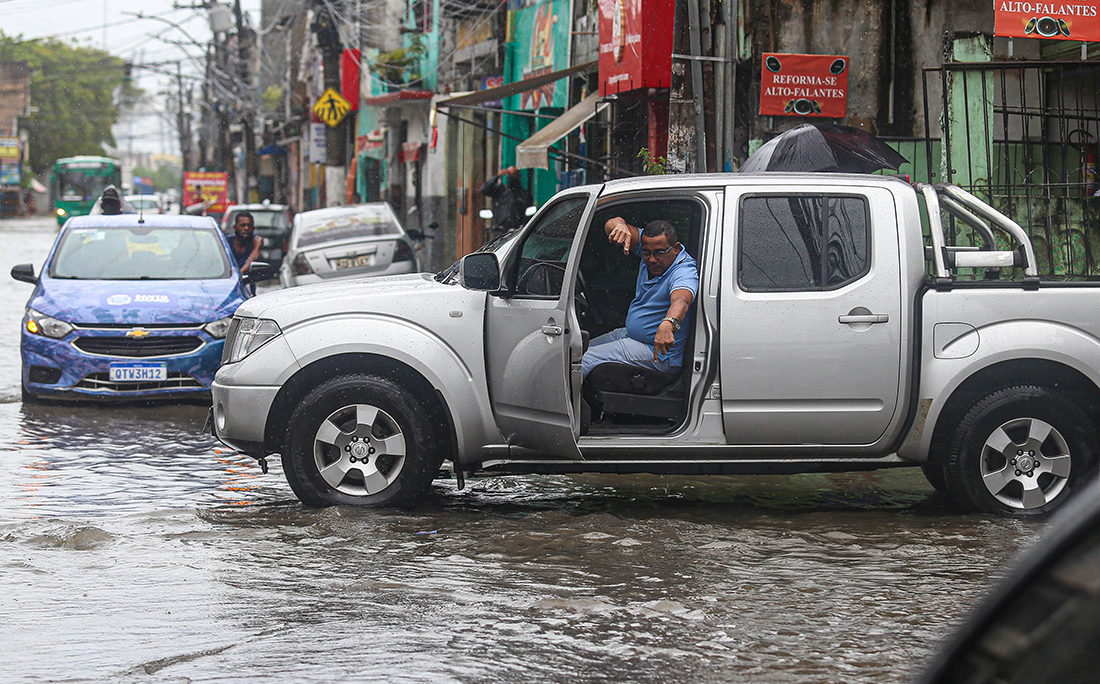 Os alagamentos são recorrentes no bairro do Uruguai.