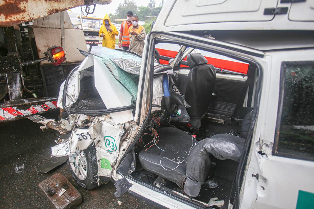 Acidente Entre Carro De Empresa E Caminh O Deixa Quatro Feridos Na Br Jornal Correio