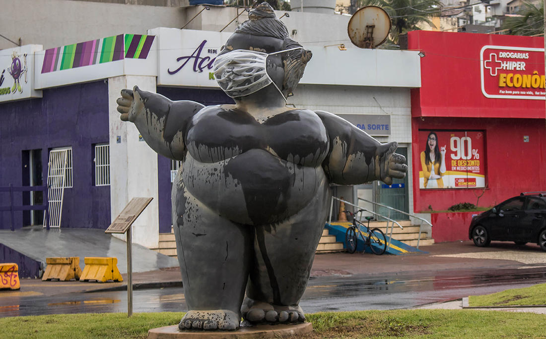 Além das chuvas, a cidade sofre com a pandemia de coronavírus. As "Gordinhas de Ondina" ganharam máscaras para lembrar da luta contra a covid-19.