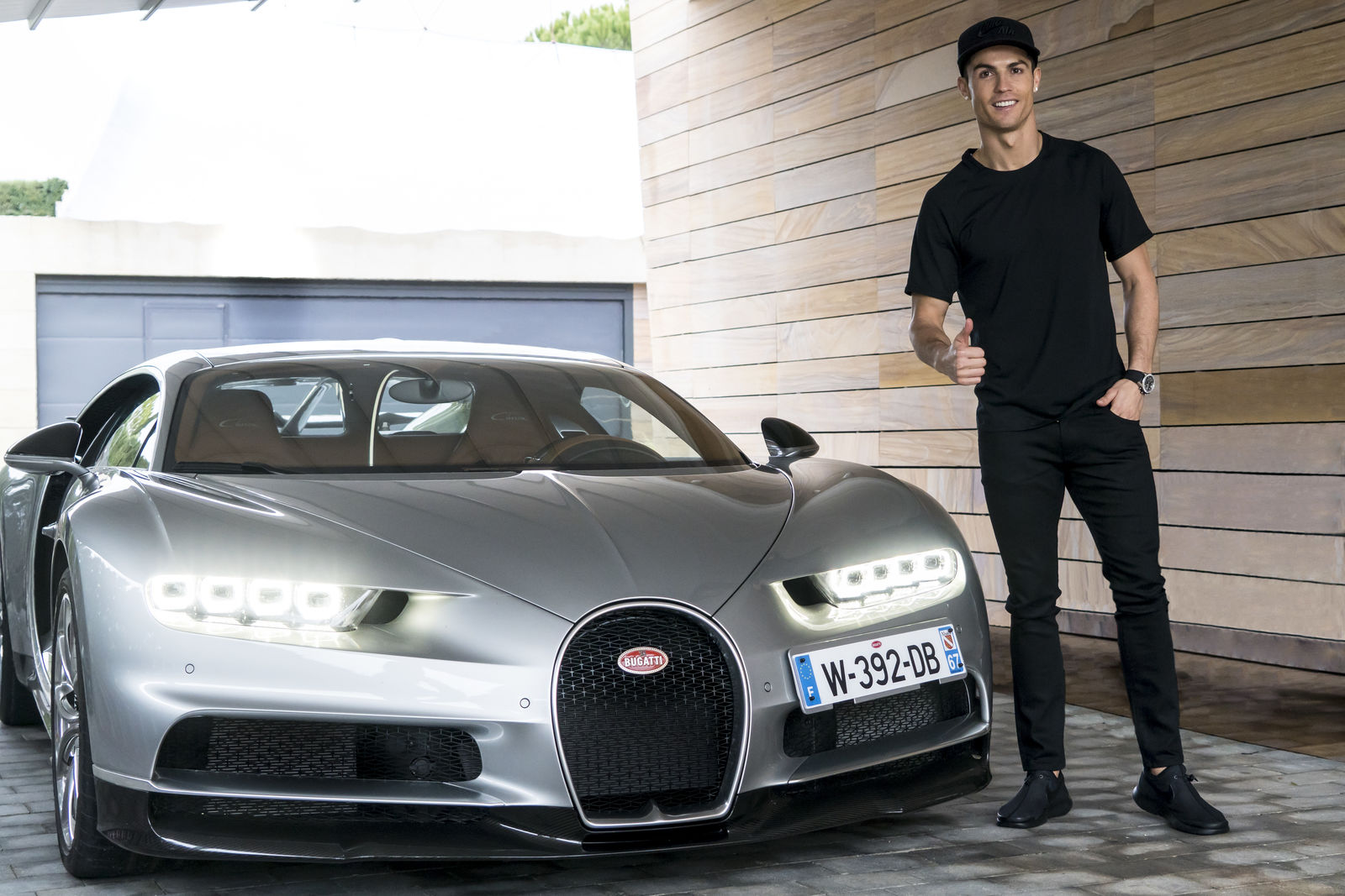 O português também é fã dos superesportivos da francesa Bugatti, como esse Chiron