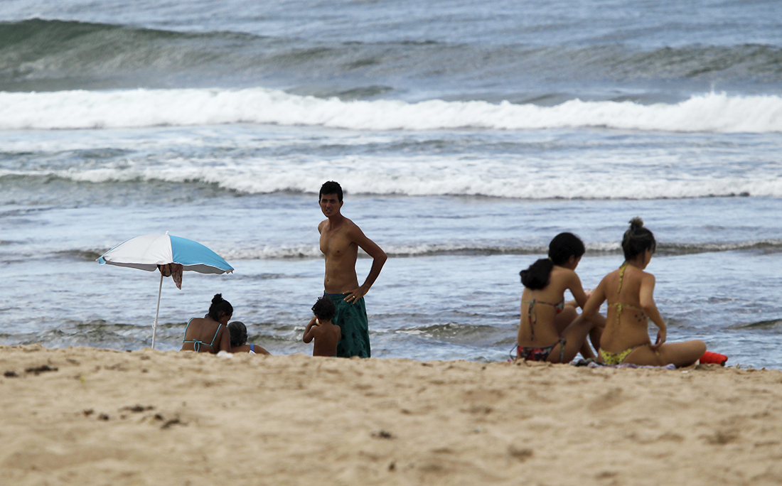 Gente de todas as idades aproveitavam o sol em Stella Mares.