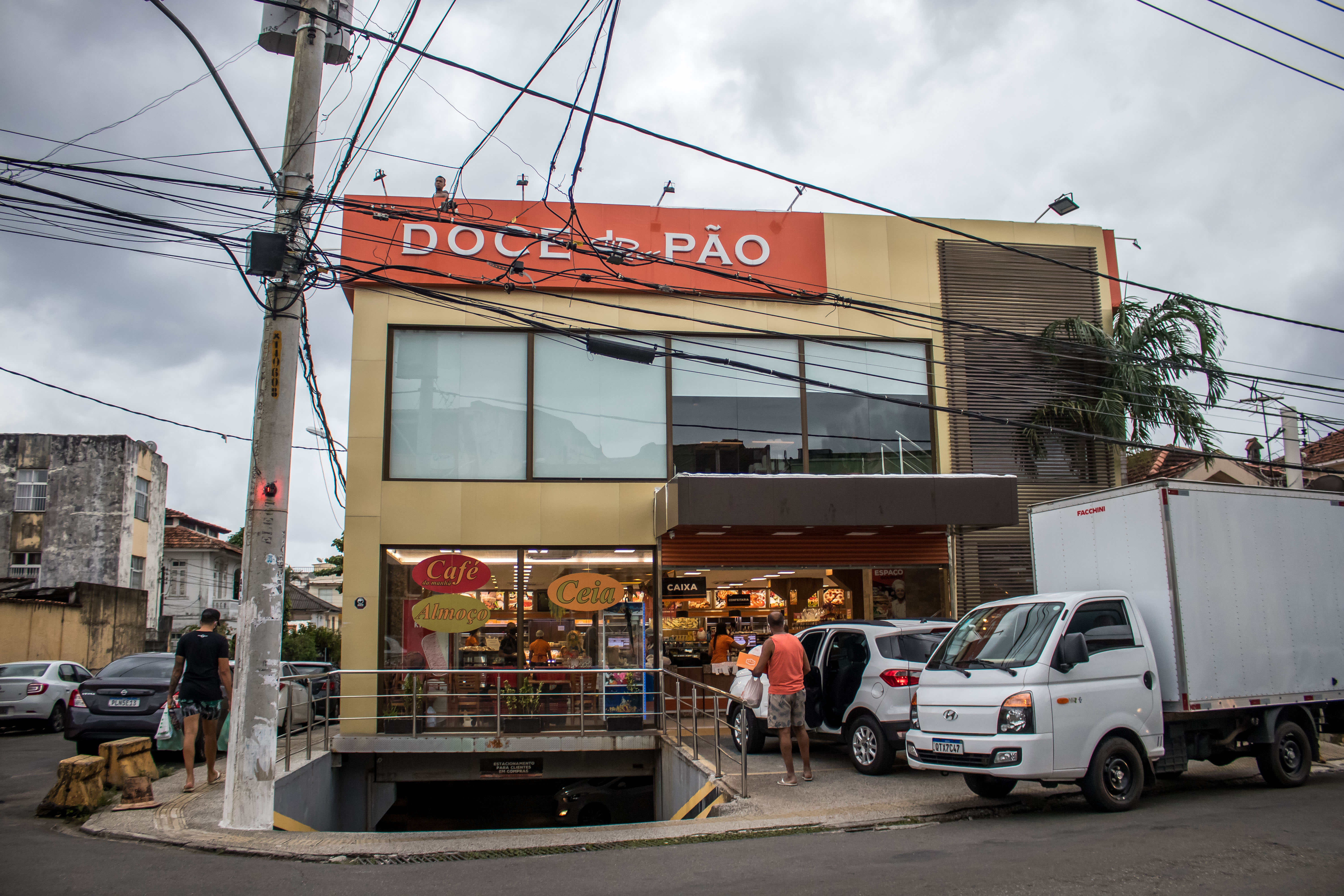 O prefeito ACM Neto anunciou nesta quinta-feira (28) que as padarias e delicatessens poderão continuar funcionando mesmo em bairros com medidas mais restritas no combate ao coronavírus.