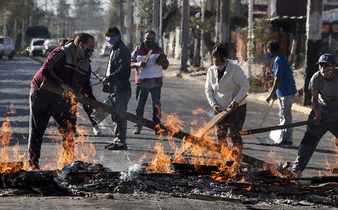 No Chile, população protesta contra a falta de comida e trabalho devido a crise causada pelo coronavírus.
