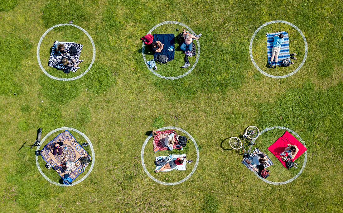 Vista aérea mostra pessoas reunidas dentro de círculos pintados na grama, incentivando o distanciamento social no Dolores Park, em São Francisco, Califórnia.