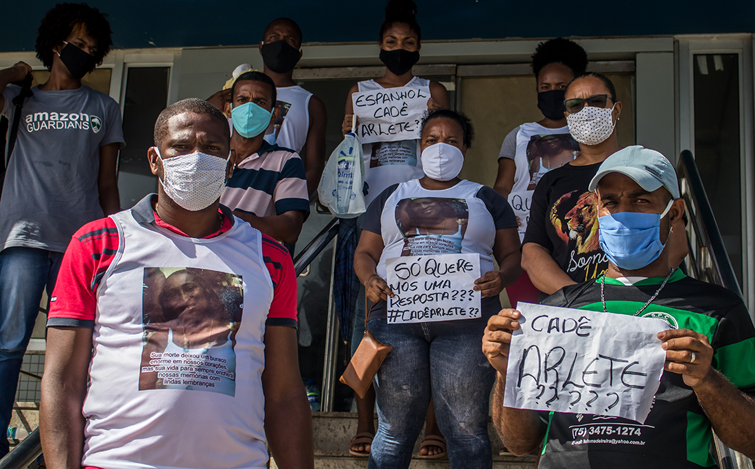 Familiares da doméstica Arlete Santos Reis, 44 anos, que morreu vítima de covid-19 no Hospital Espanhol realizaram um protesto com cartazes perguntando onde está Arlete.