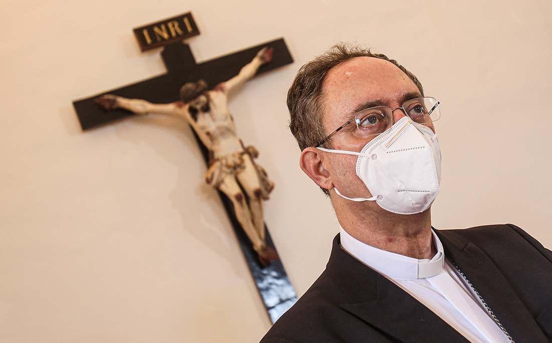 Uma tradição secular se repetiu na manhã desta sexta-feira (5), em Salvador. Em uma cerimônia simples, mas repleta de simbolismo, o Cardeal Dom Sergio da Rocha tomou posse como o 28º Arcebispo de Salvador e Primaz do Brasil.