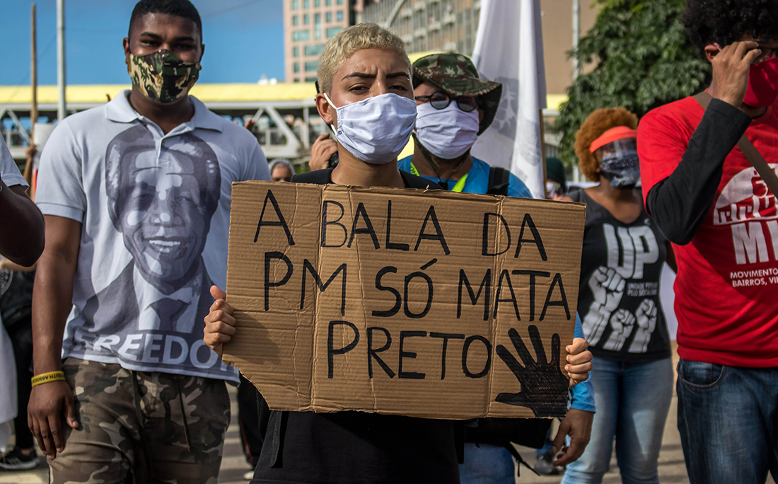 Manifestantes traziam cartazes para protestar contra o racismo.
