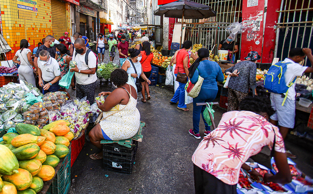 Com o grande movimento na região, fica difícil manter a distância mínima entre pessoas para evitar a disseminação da covid-19.