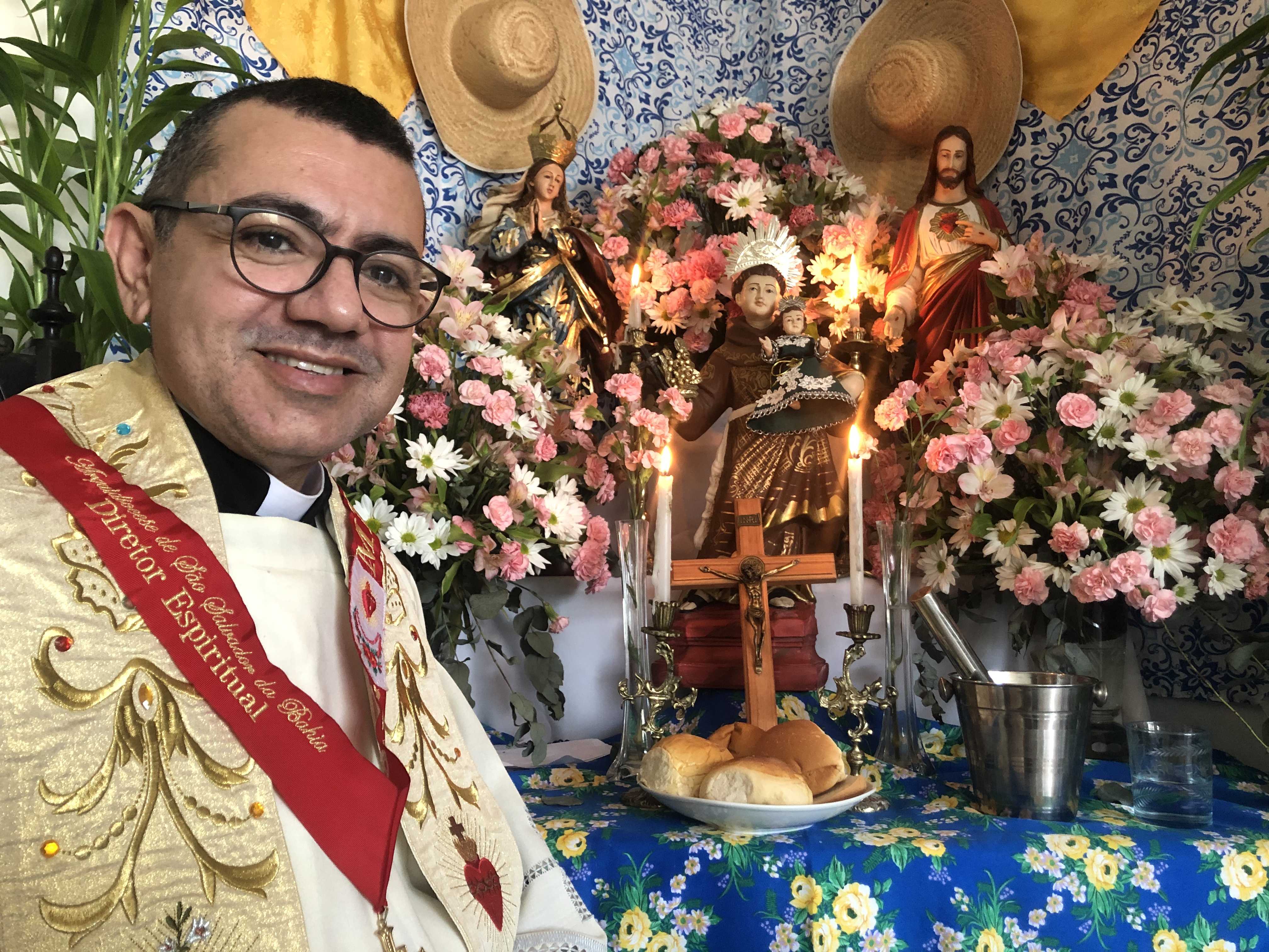 Padre Valson Sandes celebra trezena com bom humor