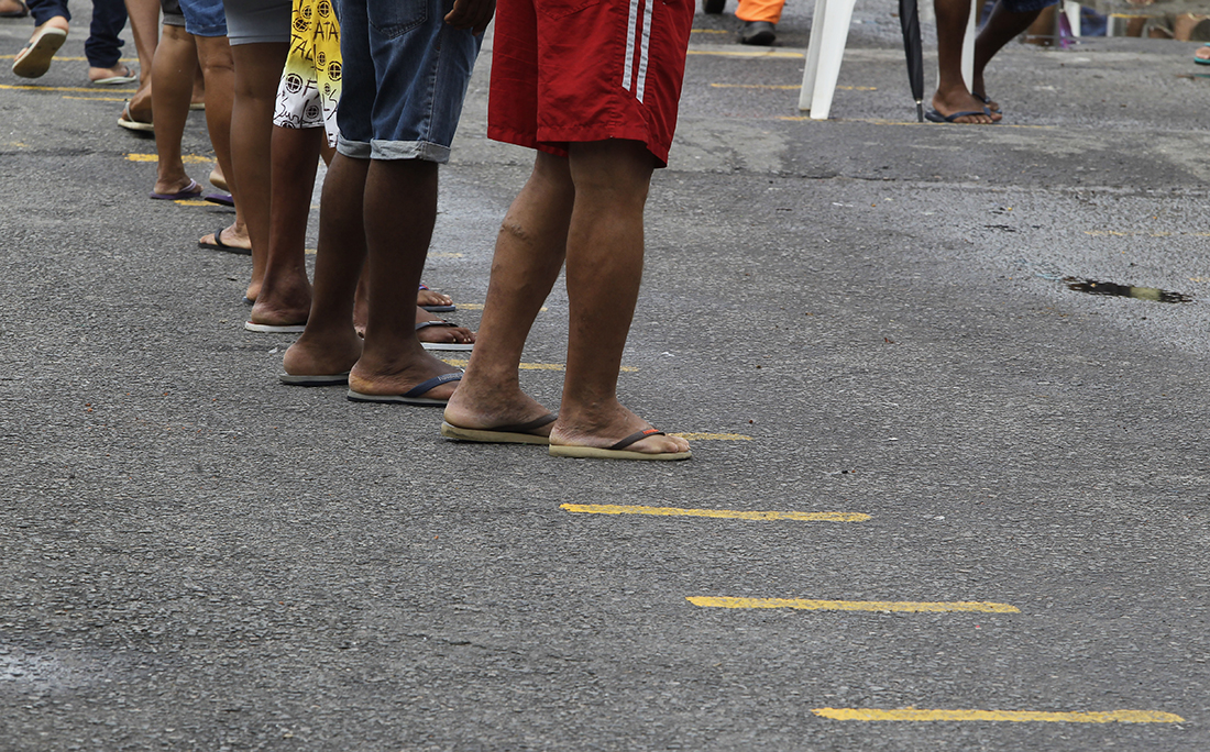 Fila para receber o benefício do governo federal no bairro de Periperi.