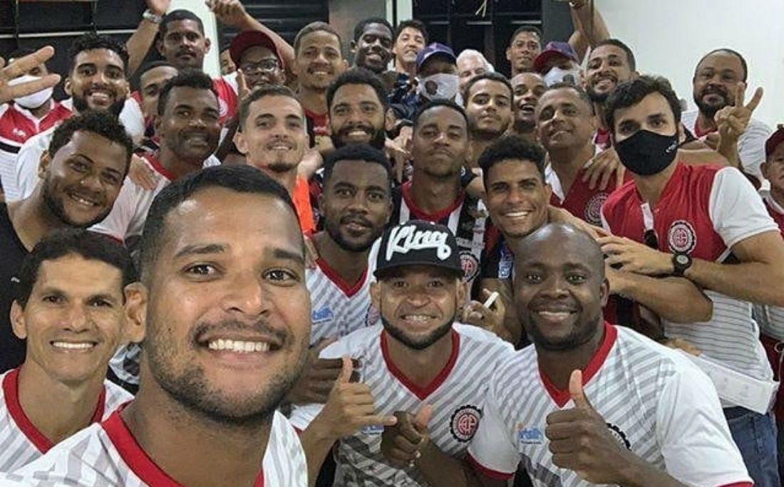 Maílson (na frente da foto) e o elenco do Atlético acreditam em uma classificação para a final