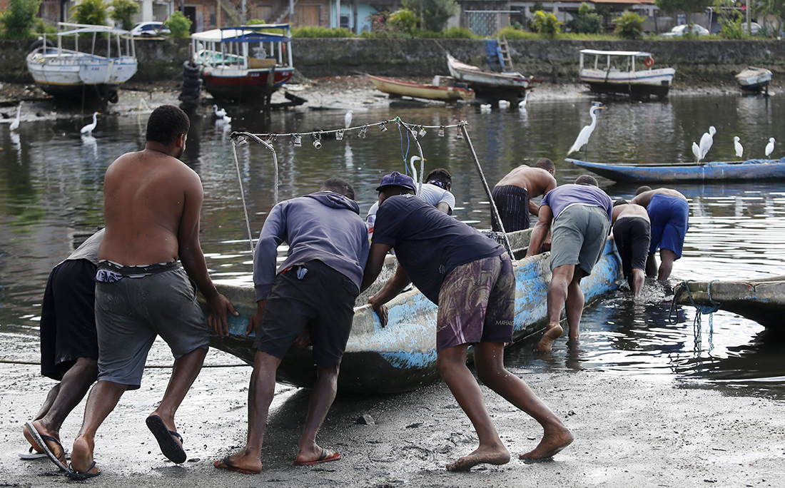 Quando todo o peixe não é vendido no Porto das Sardinhas, pescadores seguem para outros locais para tentar dar vazão à mercadoria.