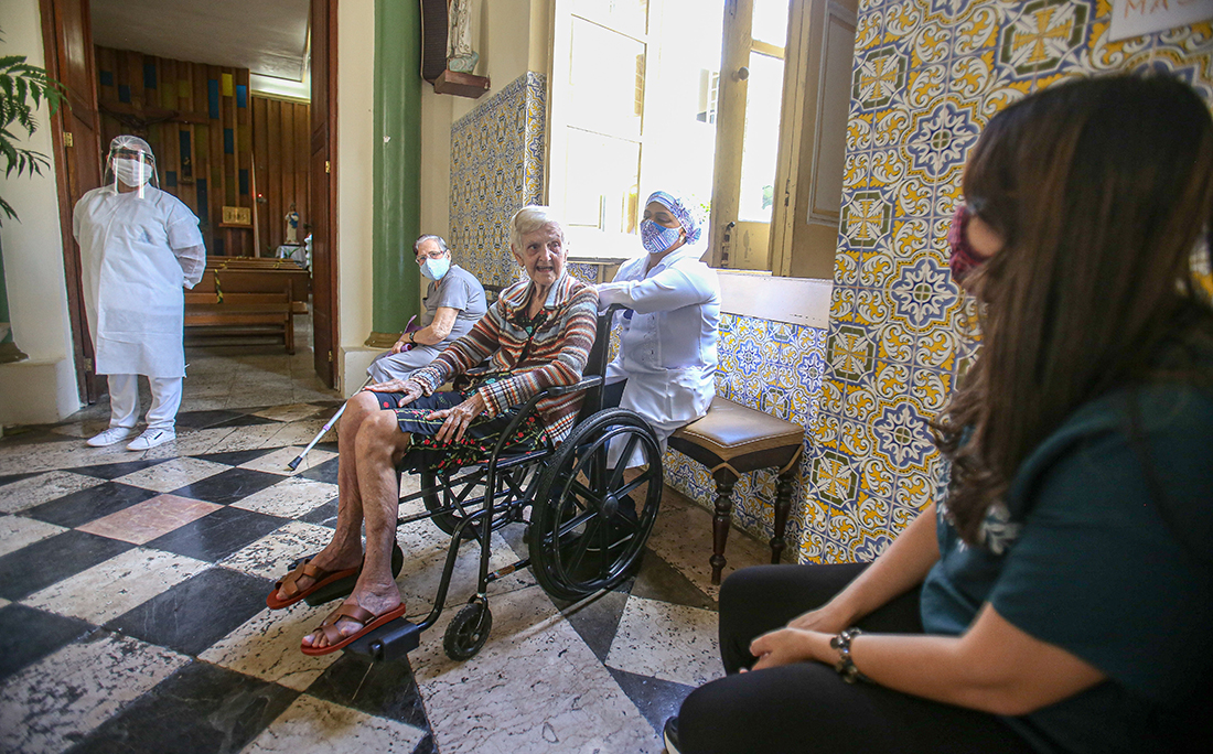 Idosos esperavam ansiosos para abraçar familiares e amigos.