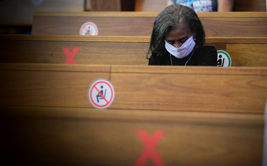 Usando máscaras e respeitando o distanciamento necessário durante a pandemia, cerca de 10 fiéis acompanharam a missa.
