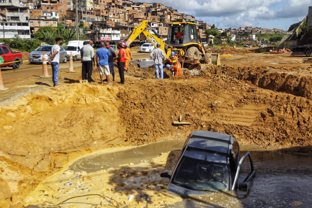 Carro ficou parcialmente submerso, mas ninguém ficou ferido