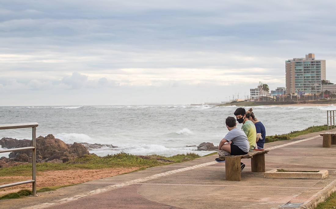 De máscara, pessoas aproveitaram para relaxar em frente ao mar.