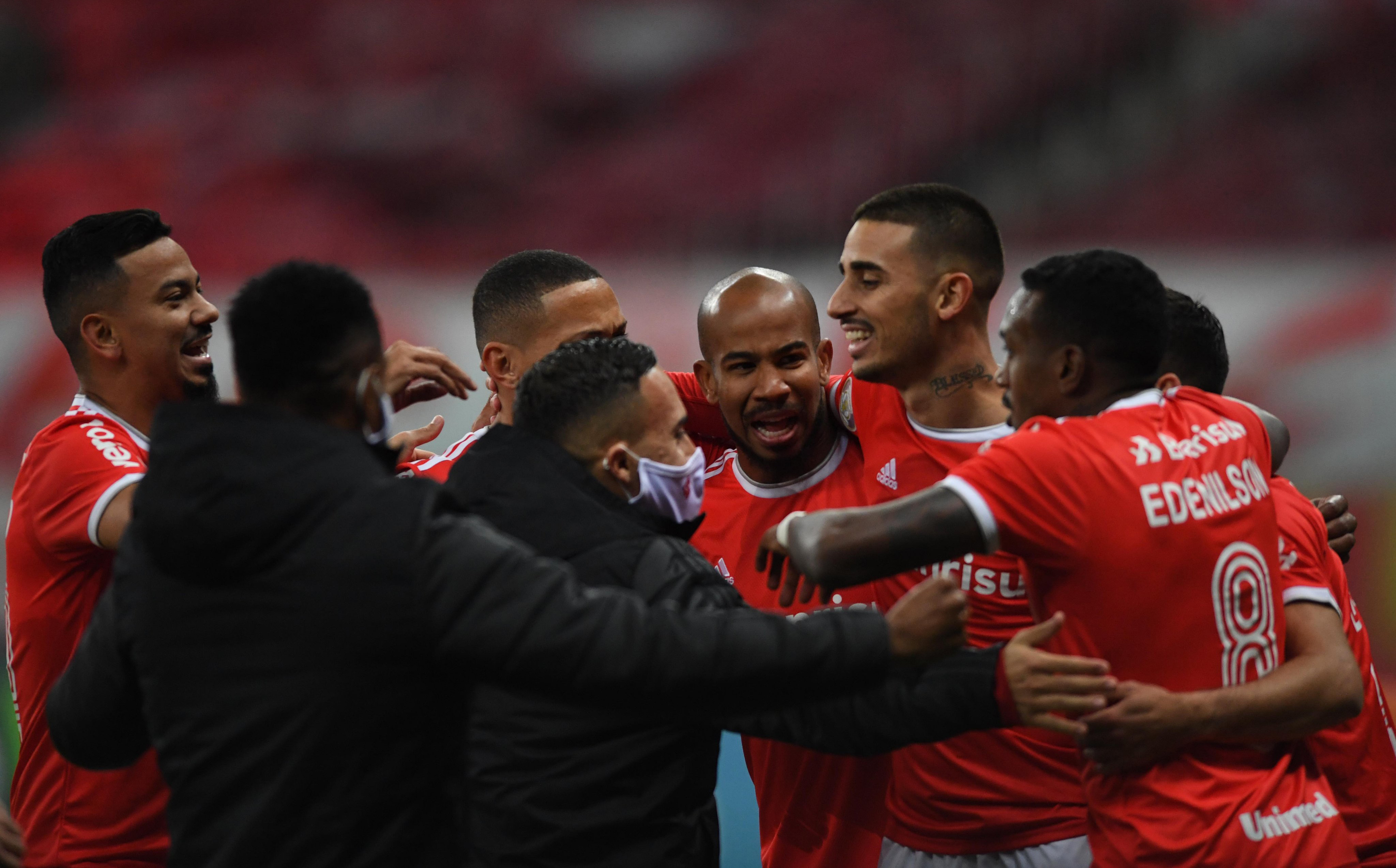 Autor do gol, Thiago Galhardo é abraçado pelos companheiros