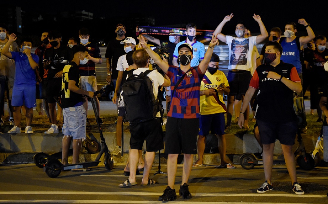 Torcedores protestaram em frente ao Camp Nou