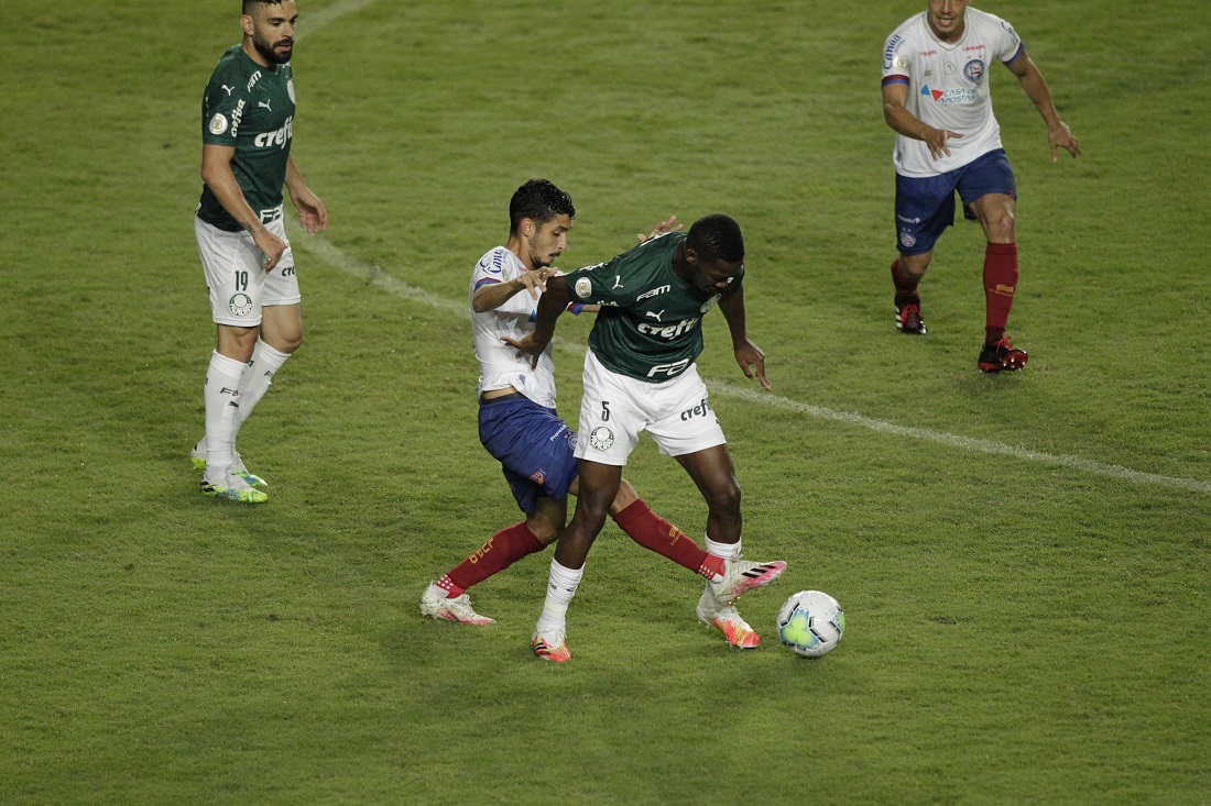 Daniel marcando o palmeirense Patrick de Paula; meia ganhou a posição no Bahia