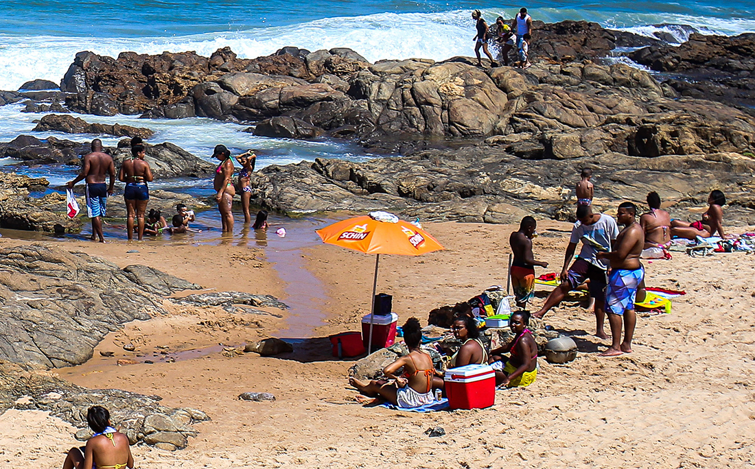 Teve gente que não resistiu e aproveitou o dia ensolarado para tomar um banho de mar.