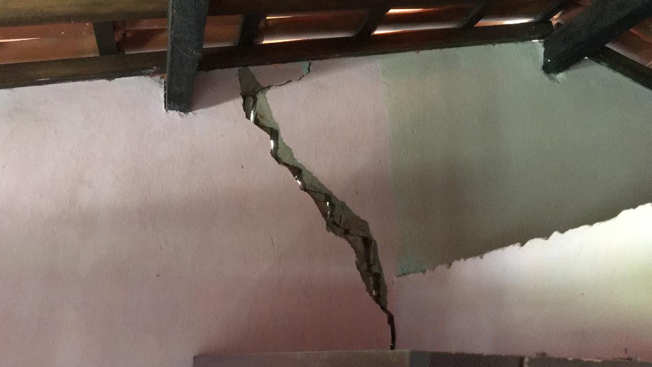 Rachaduras na casa de Ramynes Dos Santos Xavier, que mora no distrito de Corta Mão, em Amargosa