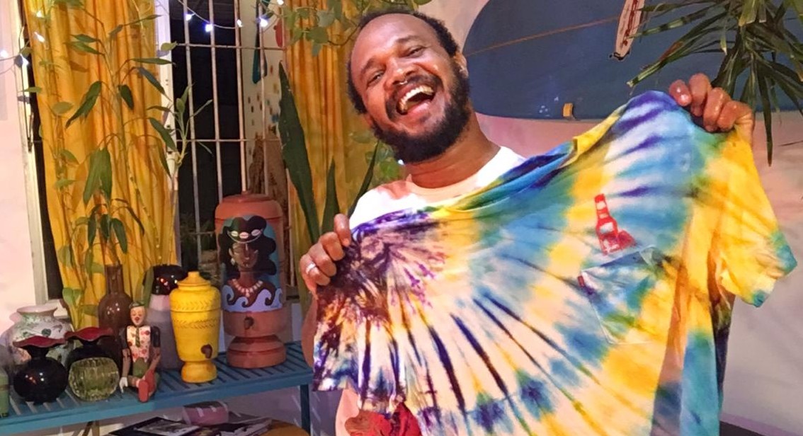 O agitador cultural Uran Rodrigues mostra a peça que fez em casa
