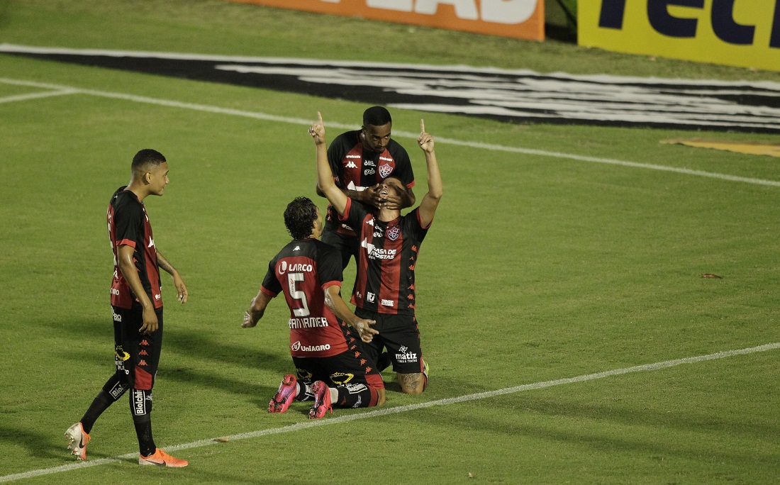 Rodrigo Carioca, em comemoração pelo último gol do Vitória no triunfo por 4x2 no Cuiabá