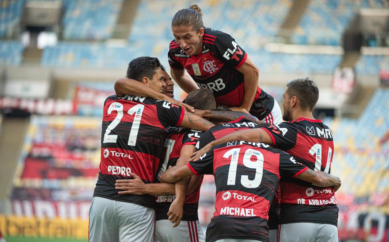 Jogadores do Fla comemoram o triunfo diante do Fortaleza