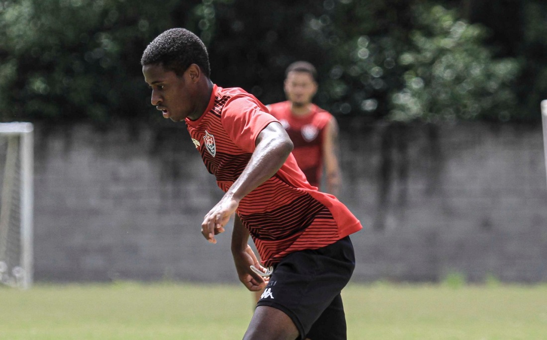 Ruan Nascimento, do time sub-20 do Vitória, participou dos treinos nesta terça-feira (8)