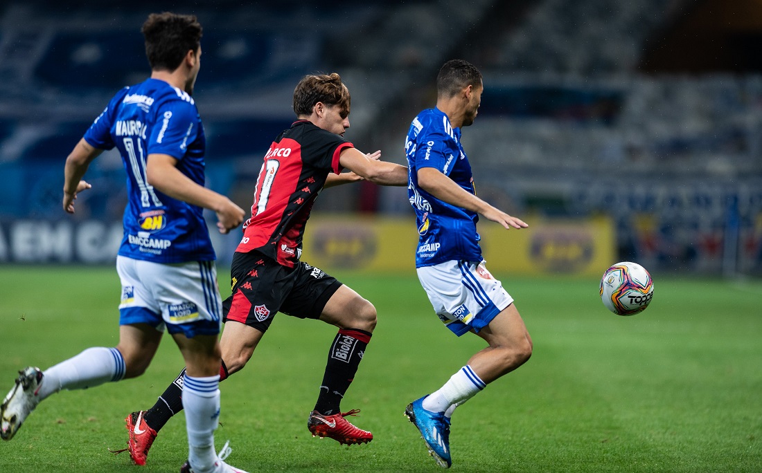 Vico, do Vitória, em lance de disputa de bola com o Cruzeiro