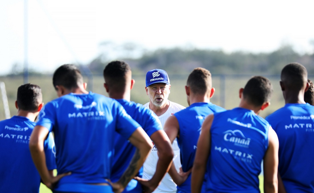 Ainda sem os titulares, Mano comandou o primeiro treino no Bahia