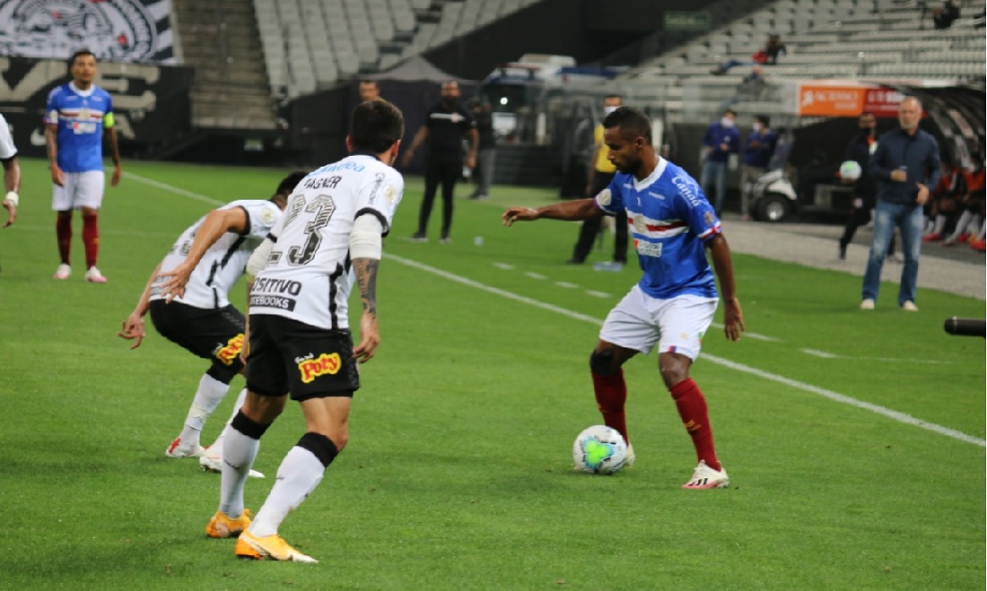 Élber tenta passar pela defesa do Corinthians durante jogo na Neo Química Arena