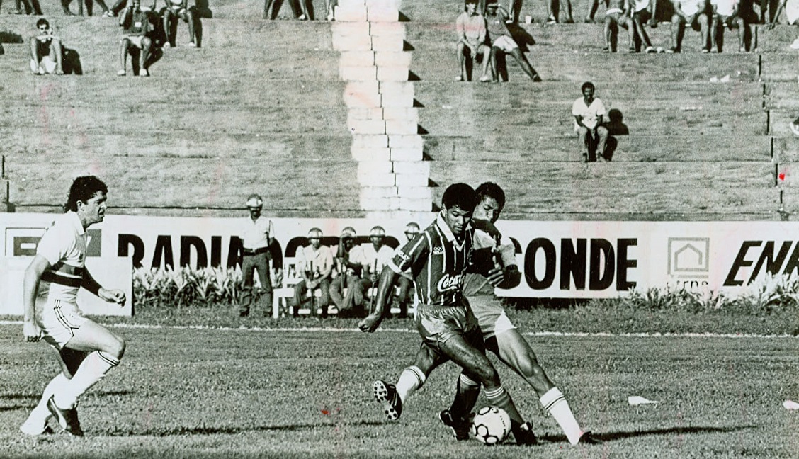 Artilheiro do Brasileirão de 1990, Charles é marcado por Cafu, do São Paulo e observado pelo volante Flávio